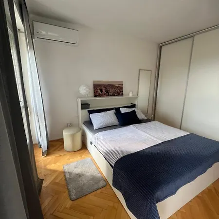Center Twiggy Apartment